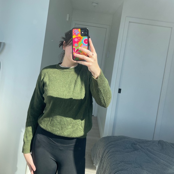 Green Sweater - Picture 1 of 4